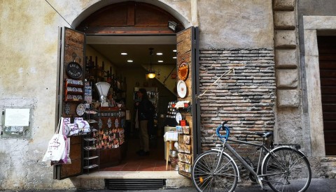 Get a virtual taste of the Jewish Ghetto's unique character