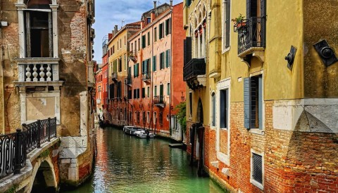 Take a virtual journey with local guide Giovanna through the canals of Venice